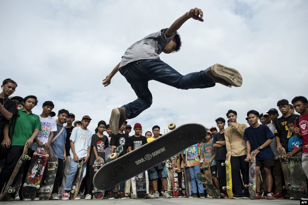 필리핀 마닐라에서 '고 스케이팅 날'을 맞아 소년이 스케이트보드타기 실력을 선보이고 있다.