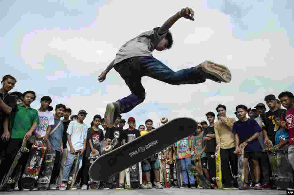 Seorang anak laki-laki memamerkan kebolehannya bermain skateboard (papan luncur) pada perayaan &quot;Hari Skateboarding&quot; di Manila, Filipina.