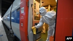 တောင်ကိုရီးယားနိုင်ငံမှာ ကိုရိုနာဗိုင်းရပ်စ် ကူးစက်ပြန့်ပွားမှုကို ကာကွယ်ဖို့ ရထားကို သန့်ရှင်းရေးလုပ်နေသော ဝန်ထမ်း တဦး 