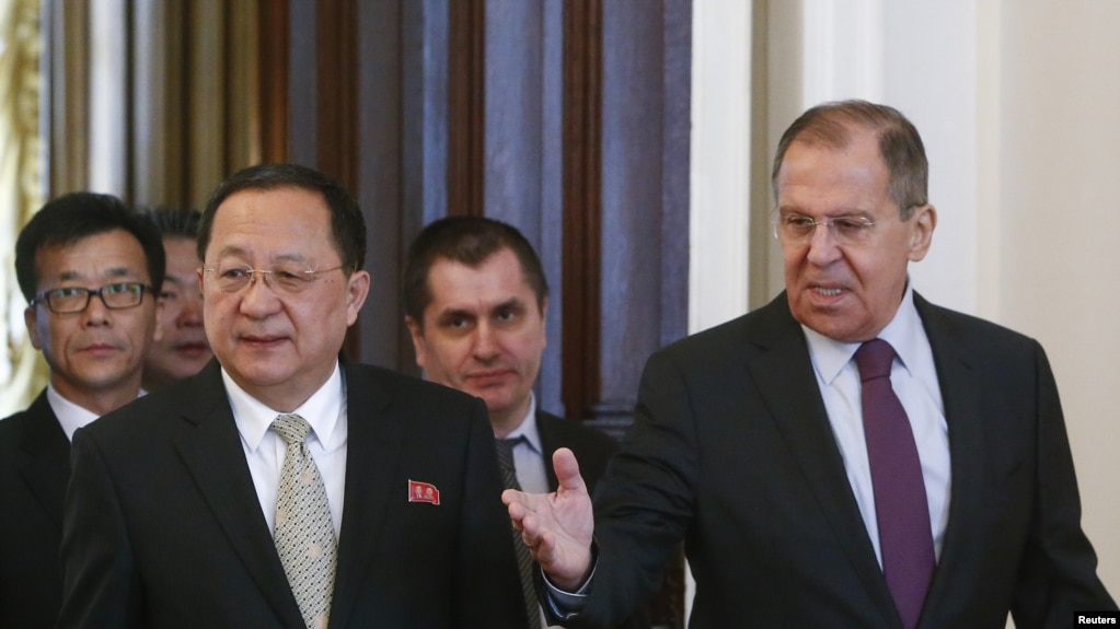 Ngoại Trưởng Nga Sergei Lavrov hướng dẫn vị tương nhiệm Bắc Hàn Ri Yong Ho (trái) trong một cuộc họp ở Moscow, Nga. Ảnh chụp ngày 10/4/2018. REUTERS/Sergei Karpukhin 