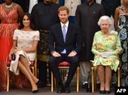 Meghan, Duchess of Sussex, Pangeran Harry Inggris, Duke of Sussex dan Ratu Elizabeth II berpose di Istana Buckingham di London (Foto: via AFP)