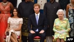 Meghan, la duchesse de Sussex, le prince britannique Harry et la reine britannique Elizabeth II lors de la cérémonie de remise des prix des Queen's Young Leaders au palais de Buckingham à Londres le 26 juin 2018.