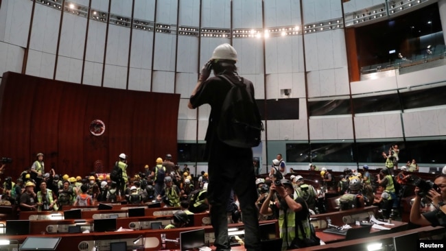 進入香港立法會大廳的抗議者們（2019年7月1日）