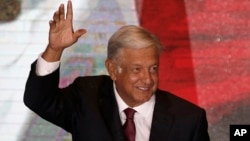 墨西哥當選總統洛佩斯·奧布拉多爾發表勝選演說時揮手致意。