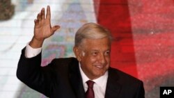 Andrés Manuel Lòpez Obrador ki t ap salye patizan li yo pandan li t ap prepare l pou l fè premye diskou li nan katye jeneral pati li la (MORENA) nan vil Meksiko aprè viktwa li nan elekyon prezidansyèl la dimanch premye jiyè 2018 la. (Foto: AP/Marco Ugarte).