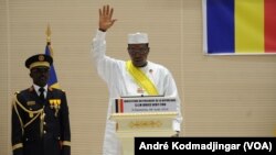 Présentation du serment du président, le 8 août 2016. (VOA/André Kodmadjingar)