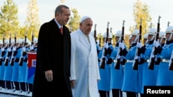 天主教教宗方济各和土耳其总统埃尔多安在土耳其总统府检阅仪仗队