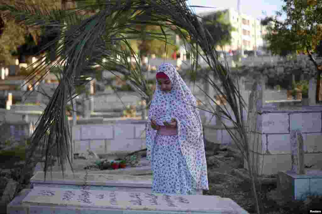 رام الله، دختر فلسطینی بر سر مزار نماز عید می&zwnj;گذارد.