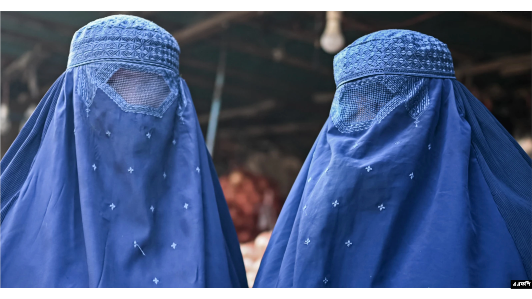 Perempuan berpakaian burqa berfoto di sebuah pasar di Kabul, Afghanistan, 20 Desember 2021.