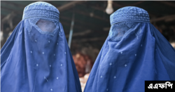 Perempuan berpakaian burqa berfoto di sebuah pasar di Kabul, Afghanistan, 20 Desember 2021.