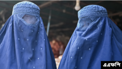 ကဘူးလ်မြို့ ဈေးတခုမှာ တွေ့ရတဲ့ မျက်နှာအဖုံးအကာ ဝတ်ဆင်ထားတဲ့ အာဖဂန်အမျိုးသမီးနှစ်ဦး။ (ဒီဇင်ဘာ ၂၀၊ ၂၀၂၁)