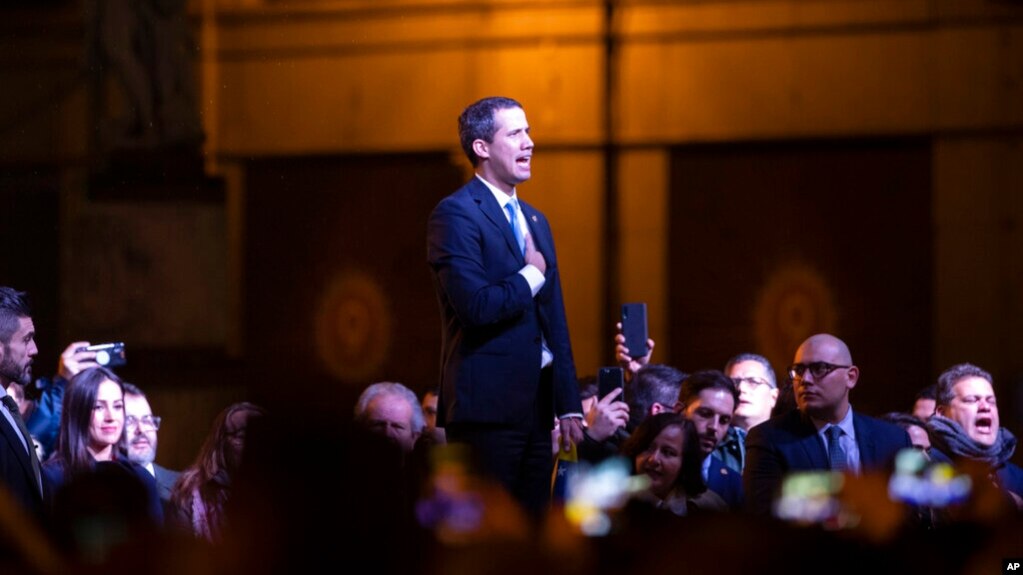 El presidente interino de Venezuela, Juan Guaidó canta el himno nacional de su país luego de hablar a miles de sus conciudadanos reunidos en Madrid, el sábado 25 de enero de 2020. AP/Paul White.