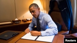 Predsednik Barak Obama potpisuje izvršnu uredbu o imigraciji