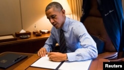 Presiden AS Barack Obama menandatangani kebijakan imigrasi saat mendarat di Las Vegas, Nevada (21/11).
