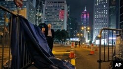 Muy pocas personas continúan en las calles de Hong Kong en protesta por la falta de medidas más democráticas en la ex-colonia británica.