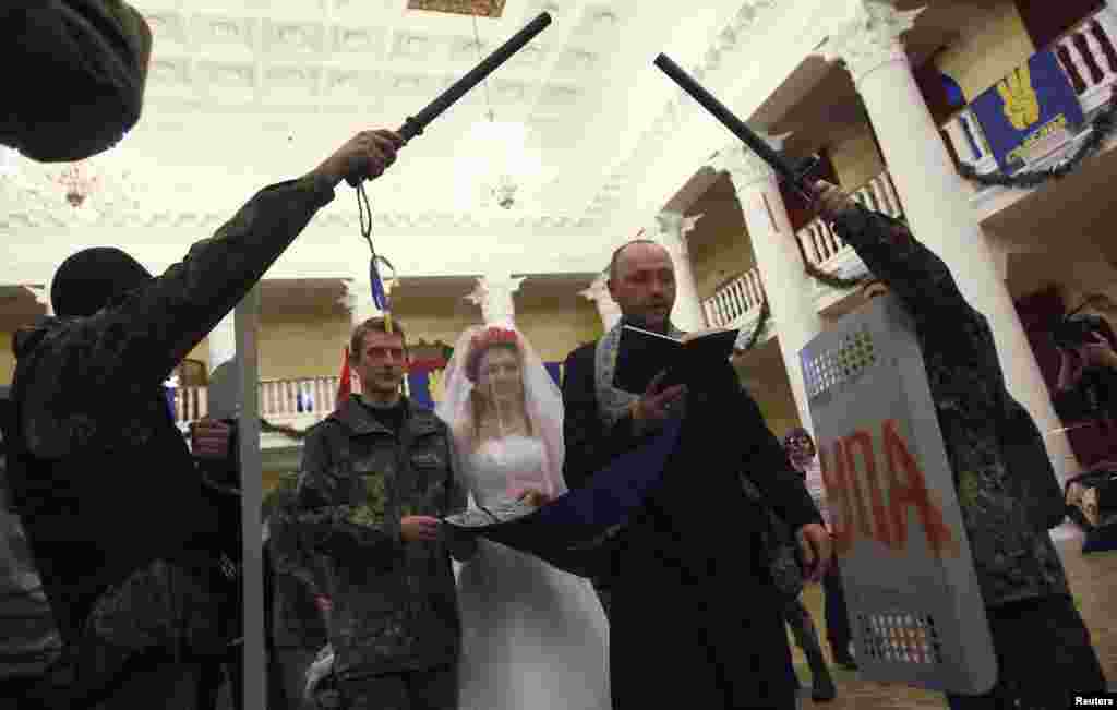 کیئف میں حکومت مخالف مظاہرے کے دوران ہونے والی شادی کی تقریب۔ &nbsp;