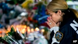 纽约警员哀悼遇害的两名警员