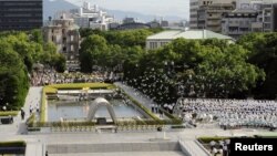La multitud reunida en el Parque de la Paz en Hiroshima guardó un minuto de silencio en tributo a las víctimas (Foto:REUTERS/Kyodo).