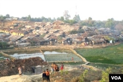 Some thousands of Rohingyas who fled Myanmar over the past decades live in this decrepit Kutupalong illegal Rohingya refugee colony in Cox’s Bazar district, Bangladesh. Bangladesh stopping the registration of the Rohingya refugees in 1992, almost 90% of Bangladesh’s up to half a million Rohingya refugees have turned illegal. (M. Hussain for VOA)