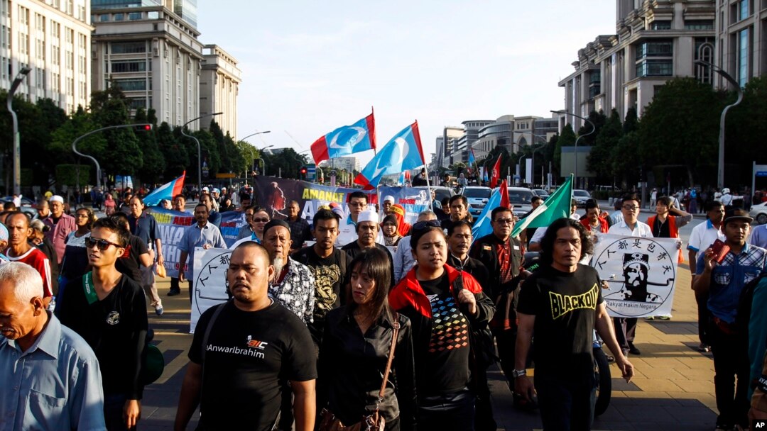Sekitar dua ribu lebih pendukung Anwar Ibrahim menunggu keputusan di luar gedung pengadilan di Putrajaya, Malaysia (10/2).