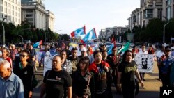 Sekitar dua ribu lebih pendukung Anwar Ibrahim menunggu keputusan di luar gedung pengadilan di Putrajaya, Malaysia (10/2).