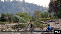 FILE - A fisherman casts his net near Don Sahong. The Laos government is planning a $600 million dam for the area. (L. Hunt/VOA) 
