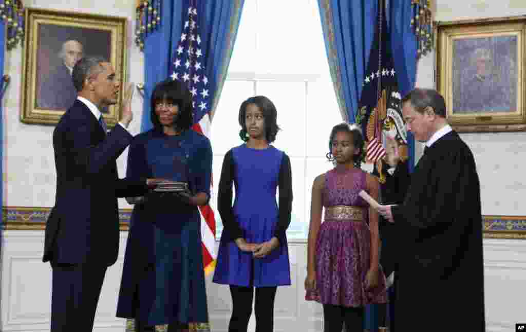 1月20日。奧巴馬總統在白宮宣誓連任﹐第一家庭在旁。次日他在國會再次當眾宣誓就職。(美聯社)