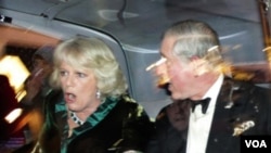 Pangeran Charles dan isterinya, Camilla menjadi sasaran kemarahan kelompok anti kerajaan di London (foto: ( Desember 2010).