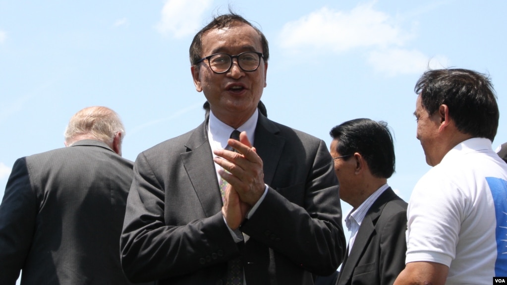 រូបឯកសារ៖ លោក សម រង្ស៊ី ប្រធាន​គណបក្ស​ប្រឆាំង​ដែល​ត្រូវបាន​តុលាការ​កំពូល​រំលាយ ចូលរួម​នៅក្នុង​ការ​ប្រមូល​ផ្តុំ​គ្នាមួយ​ នៅក្បែរ​រដ្ឋសភា​អាមេរិក រដ្ឋធានី​វ៉ាស៊ីនតោន ថ្ងៃទី១៧ ខែកក្កដា ឆ្នាំ២០១៩។ (ទែន សុខស្រីនិត/VOA)