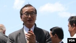 Sam Rainsy, pemimpin oposisi yang mengasingkan diri dan Presiden CNRP yang dibubarkan, di dekat Capitol Hill, Washington DC, 17 Juli 2019. (Foto: dok).