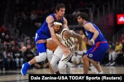 Boban Marjanović i Miloš Teodosić pokušavaju da zaustave košarkaša Atlante Diandrea Bambrija (Rojters/Dale Zanine-USA TODAY Sports)