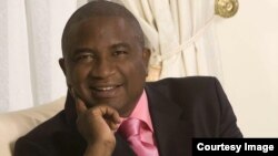 VaPhillip Chiyangwa, vakambotungamira ZIFA vari nhengo yeZanu PF.