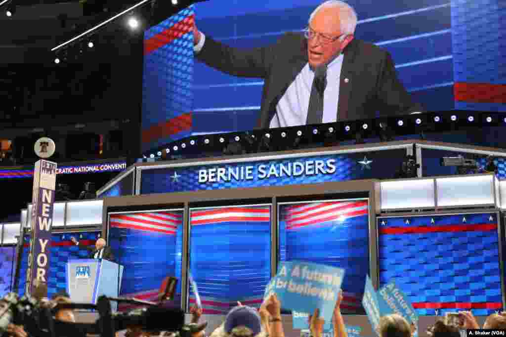 Mantan kandidat calon presiden Partai Demokrat, Senator Bernie Sanders, berpidato pada pada hari pertama Konvensi Nasional Partai Demokrat di Philadelphia (25/7).