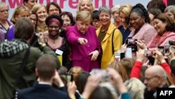 14 yıldır hükümetin başında bulunan ve yıllardır dünyanın en güçlü kadını olarak görülen Angela Merkel’e rağmen, Almanya'da kadınlar siyasette hala yeterince temsil edilmiyor