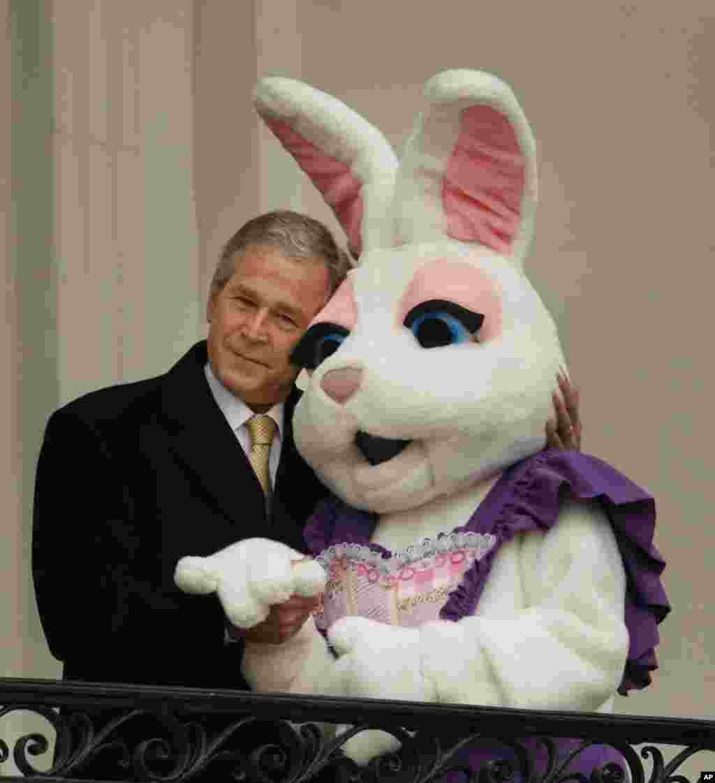 El expresidente George W. Bush abraza al "Conejo de Pascua" para dar inicio a la carrera anual de huevos de Pascua (Easter egg roll).