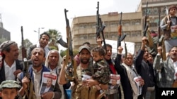 شماری از شورشیان حوثی یمن در صنعا، پایتخت یمن (تصویر از آرشیف صدای امریکا)