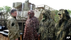 Tổng thống Ukraine Petro Poroshenko thăm các binh sĩ ở thành phố Slovyansk, nơi từng là cứ địa của phiến quân thân Nga.