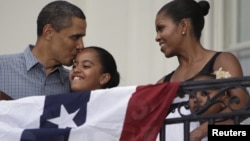 Predsednik Barak Obama, prva dama SAD Mišel Obama sa ćerkama Malijom i Sašom