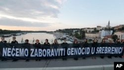Skup Žena u crnom u znak sećanja na žrtve genocida u Srebrenici, na Brankovom mostu u Beogradu, 10. jula 2019.