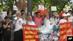 ພວກປະທ້ວງຮ້ອງຄຳຂວັນຕໍ່ຕ້ານຈີນ ໃນລະຫວ່າງການໂຮມຊຸມນຸມ ຢູ່ນອກສຳນັກງານໜັງສືພິມ Hanoi Moi ຂອງພັກຄອມມູນິສເຂດທ້ອງຖິ່ນ ທີ່ນະຄອນຫຼວງຮ່າໂນ່ຍ (14 ສິງຫາ 2011)