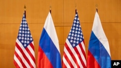 На фото: Американські та російські прапори перед зустріччю делегацій США та Росії у Женеві