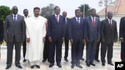 Photo de famille des leaders de l'UEMOA à la fin du sommet de Lomé, le 6 juin 2012