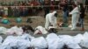 Los cuerpos en bolsas para cadáveres se colocan a un costado de la carretera después de un accidente en Tuxtla Gutiérrez, estado de Chiapas, México, el 9 de diciembre de 2021. 