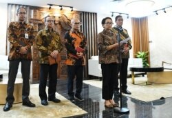 Menteri Luar Negeri Indonesia Retno Marsudi di kantornya, Kamis (5/3) sedang menjelaskan kepada wartawan soal Indonesia yang melarang masuk pendatang dari Iran, Italia dan Korea Selatan. (Foto Courtesy: Kementerian Luar Negeri)