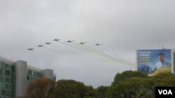 Los aviones brasileños de la "Escuadrilha da Fumaça" abrieron las celebraciones del día de la Independencia de Brasil al sobrevolar la Explanada de los Ministerios y pintar el cielo de verde y amarillo