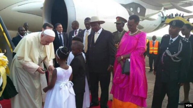 El papa Francisco es recibido por niños al llegar a Uganda. Nov. 27 de 2015