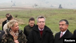 Alman Savunma Bakanı Thomas de Maiziere(ortada) geçen ay Kahramanmaraş'ta Alman birliklerini ziyaret ederken