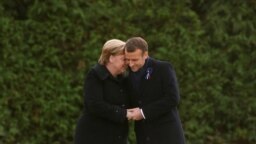 Tổng thống Emmanuel Macron (phải) và Thủ tướng Đức Angela Merkel ở Compie2gne, Pháp, ngày 10 tháng 11, 2018