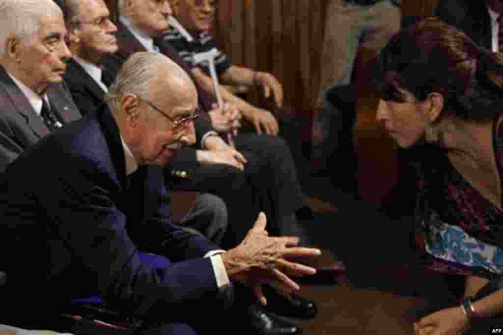 Former Argentine dictator Jorge Rafael Videla, left, talks to public defender Natalia Bazan during the last day of his trial in Cordoba, Argentina, Wednesday Dec. 22, 2010. Videla and former officers are facing charges involving 31 killings during the cou