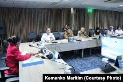 Maria Lengari atau Osin saat menjabat "Satu Hari Menjadi Menko Bidang Kemaritiman" bersama para pejabat Kemenko Maritim, Jakarta, 11 Oktober 2018. (Foto: Humas Kemenko Maritim).